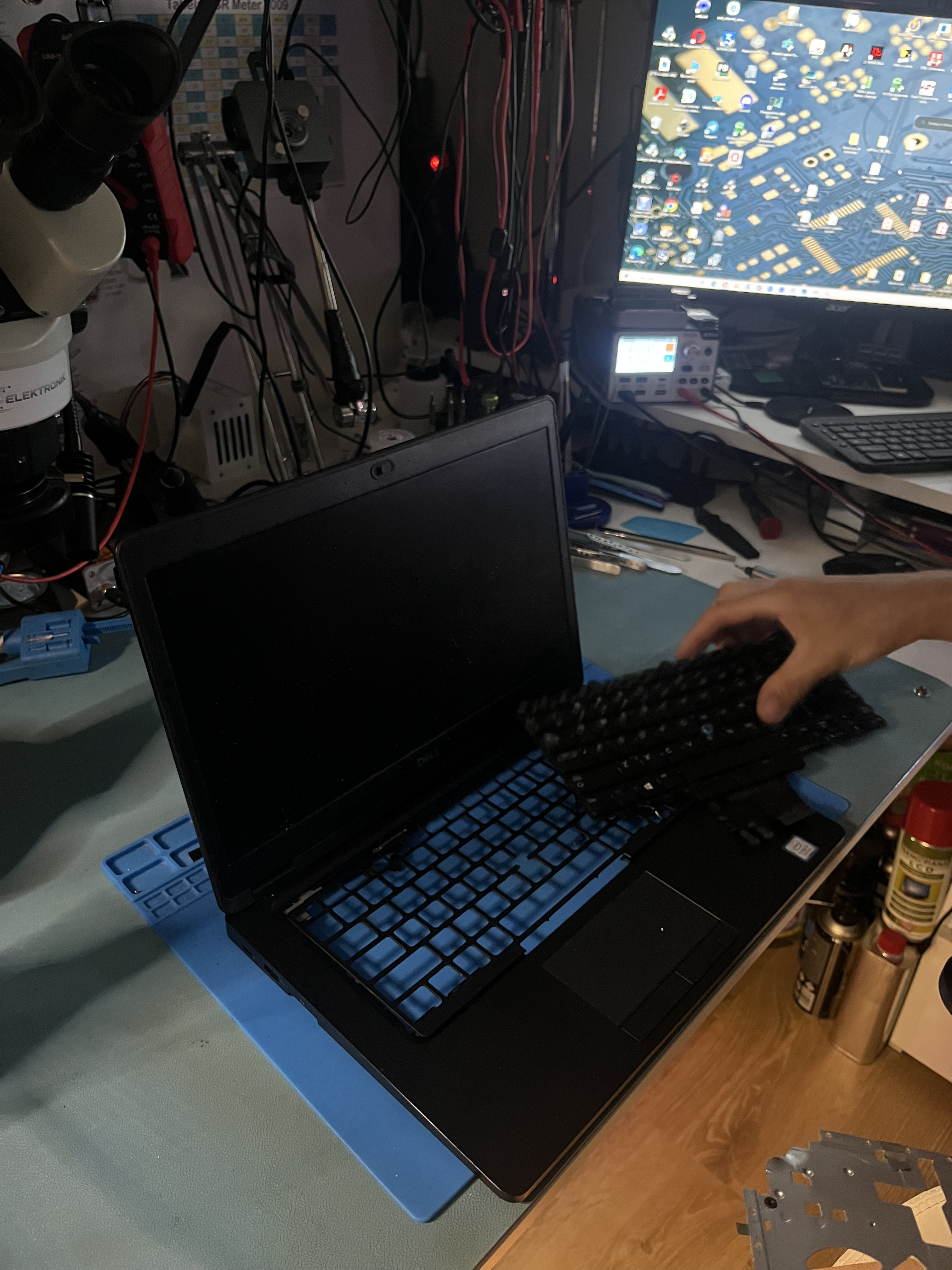 Wymiana uszkodzonej baterii laptopa na nowe ogniwa Li-Ion