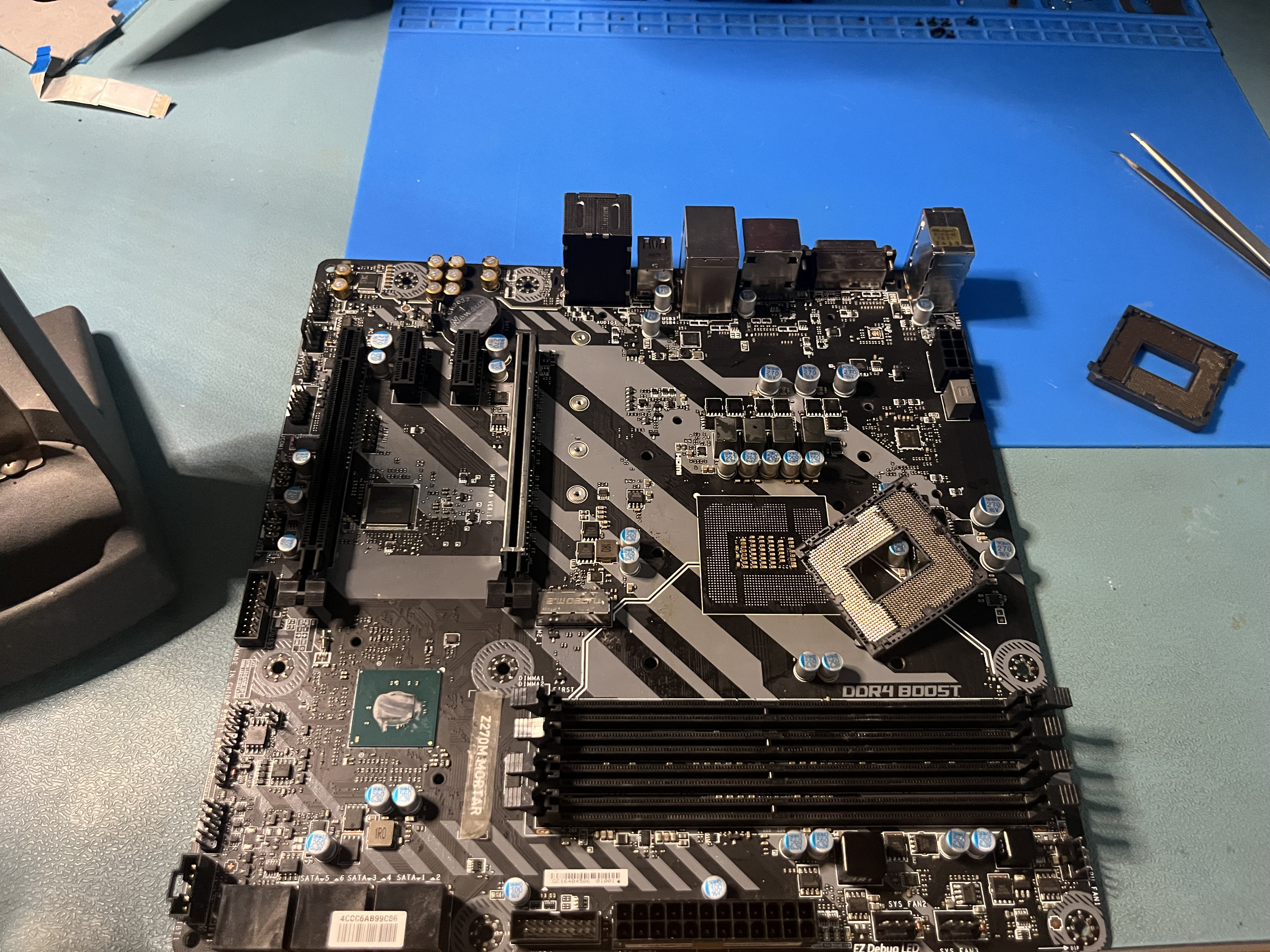 Rozbudowa pamięci RAM laptopa — montaż modułów DDR4 SO-DIMM