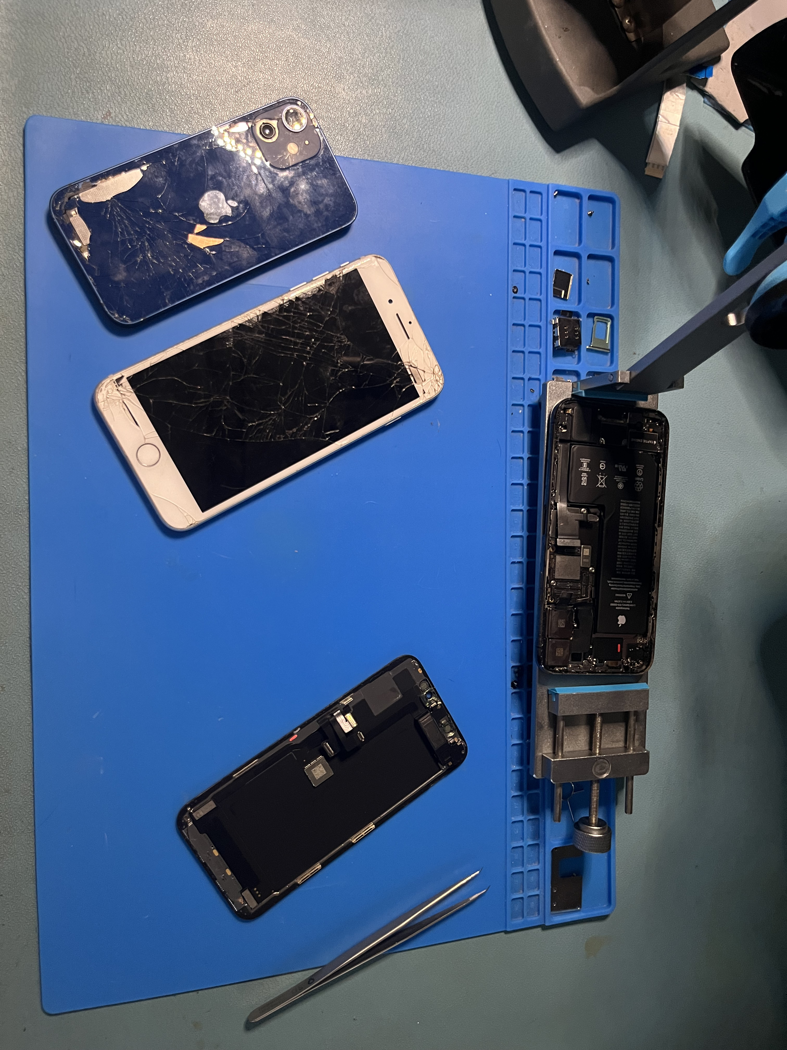 Wymiana baterii w smartfonie iPhone — montaż nowego akumulatora Li-Ion